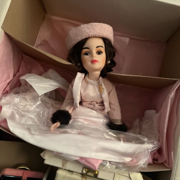 Jackie - Picture 5 of 7